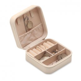 Resesmyckeskrin Beige i PU-läder med sammetsinredning. 3 fack, 1 ringfack och öppen ficka. Dragkedja.
