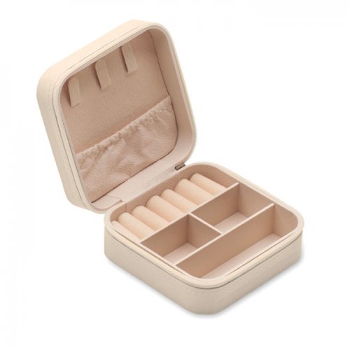 Resesmyckeskrin Beige i PU-läder med sammetsinredning. 3 fack, 1 ringfack och öppen ficka. Dragkedja.
