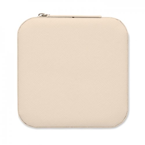 Resesmyckeskrin Beige i PU-läder med sammetsinredning. 3 fack, 1 ringfack och öppen ficka. Dragkedja.